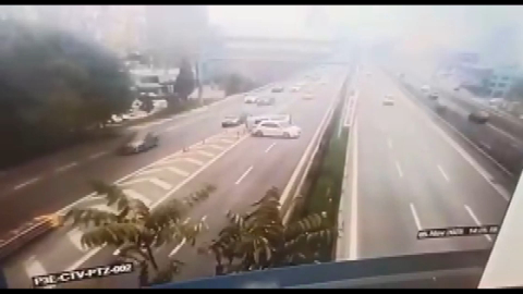 İstanbul- Kadıköy’de Avrasya Tüneli girişinde zincirleme kaza; hafif ticari araç devrildi