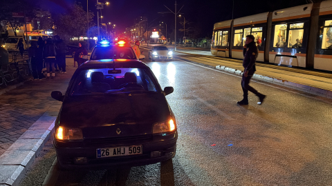 Tramvay yoluna giren otomobil çevredekilerin yardımıyla çıkarıldı, sürücüye ceza uygulandı