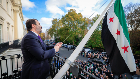 Suriye bayrağı, Londra'da göndere çekildi