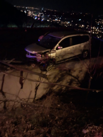 Virajı alamayan otomobil, evin damına düştü: 4 yaralı