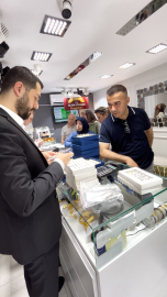 Müşterilerinin 'altın günü'nü kuyumcu dükkanına taşıdı