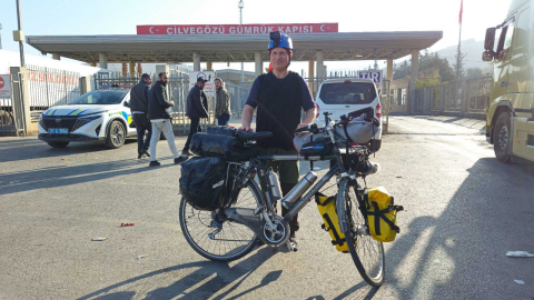 Umre için bisikletle yola çıktı, 3 bin 450 kilometre pedal çevirip Medine'ye ulaştı