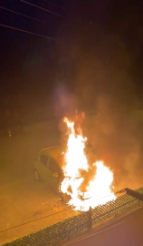 Park halindeki otomobil alev alev yandı