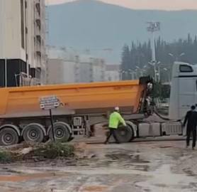 Hatay’da polis memuru, yoldaki çukuru kürekle kapattı; O anlar kamerada