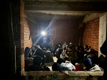 Kaçmak için inşaatta gizlenen 28 kaçak göçmen yakalandı