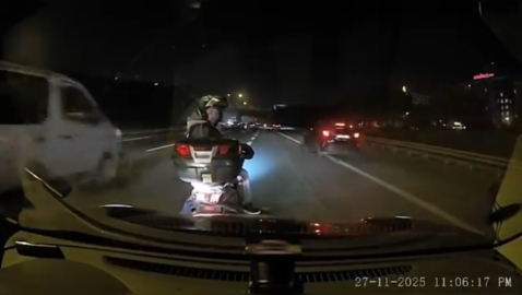 İstanbul - Kağıthane TEM Otoyolu'nda aracın önünde durdu; çocukla motosikletten inip hayatını tehlikeye attı / Ek bilgiyle