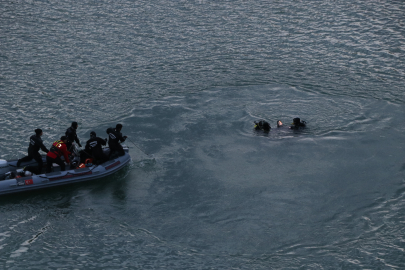 Van'da baraj gölüne yuvarlanan otomobildeki 3 kişi öldü (4)- Yeniden