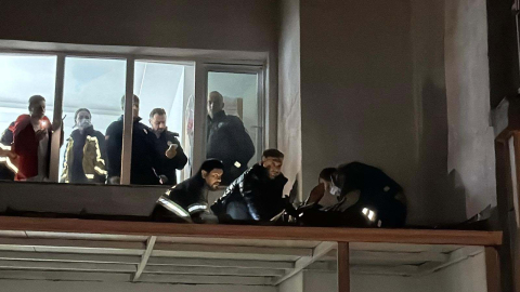 8'inci katın balkonundan yan binanın tentesine düşüp yaralandı