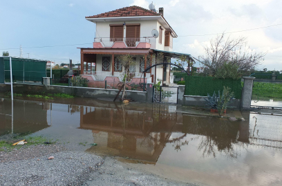 Balıkesir’de sağanak yağmur etkili oldu; yollar göle döndü, yazlıkları su bastı