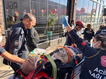 İnşaatın 5'inci katından 2'nci kata düşen işçi, iş makinesiyle indirildi