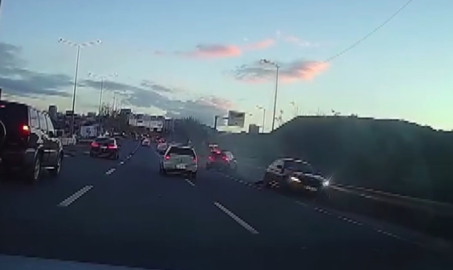 Trafikte makas atan sürücü kazaya sebep oldu; O anlar kamerada