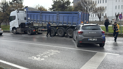 Otomobil park halindeki TIR’a çarptı: 2’si çocuk, 3 yaralı