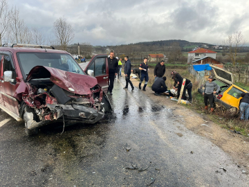 Hafif ticari araç ile otomobil çarpıştı: 2’si çocuk, 6 yaralı