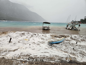 Muğla'da fırtına iskeleleri yıktı