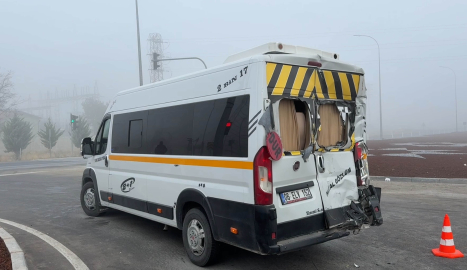 TIR, öğrenci servis minibüsüne çarptı; 20 yaralı