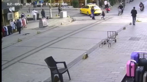 İstanbul- Fatih'te motosikletli yolun karşısına geçen bir çocuğa çarpıp kaçtı; kaza kamerada
