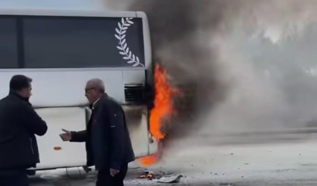 Seyir halindeki otobüste yangın çıktı, yolcular tahliye edildi