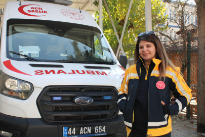 1 çocuk annesi acil tıp teknisyeni Sibel, ambulans da kullanıyor