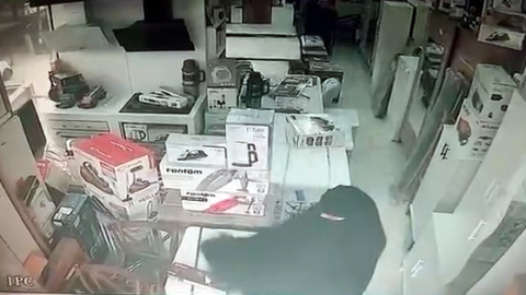 İstanbul - Avcılar'da saç düzleştiriciyi kıyafetine saklayarak çaldı; hırsızlık anları kamerada