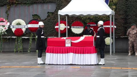 İstanbul- Şehit polis memuru Emre Albayrak için İstanbul İl Emniyet Müdürlüğünde tören düzenlendi / Metin eklendi