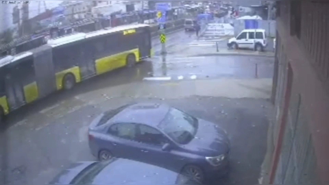 İstanbul- Sultangazi'de İETT otobüsü yola dökülen akaryakıt nedeniyle kayarak direğe çarptı / Ek görüntü