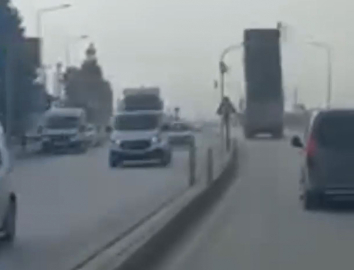 Kamyonun açık kalan damperi, trafik lambasına çarptı