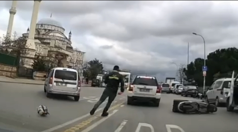 İstanbul - Ümraniye'de trafikteki yol verme kavgası kamerada
