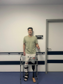 Motosiklet kazasında bacağını kaybeden Berk, protezle ayağa kalktı