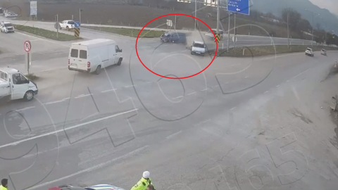 Kırmızı ışıkta bekleyen otomobile arkadan gelen otomobil çarptı; kaza kamerada