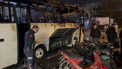 Midibüste çıkan yangın, park halindeki 5 motosiklete de sıçradı