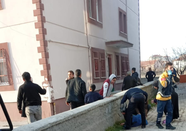 Ankara’da apartman dairesindeki yangında anne ve 3 çocuğu dumandan etkilendi