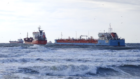 İstanbul - Bakırköy açıklarında iki tankerden acil durum çağrısı yapıldı; ekipler sevk edildi -4 / Ek görüntü