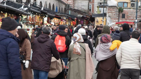 İstanbul - Yeni yıla bir gün kala Eminönü'nde alışveriş yoğunluğu