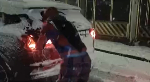 'Örümcek Adam', karda mahsur kalan sürücüye yardım etti