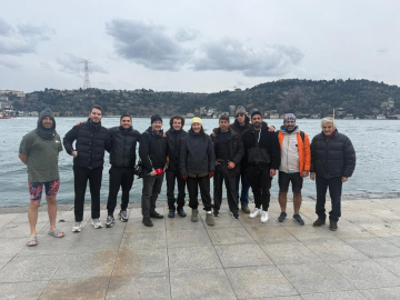 İstanbul- 'Akıntıburnu Yüzücüleri' geleneği bozmadı; yeni yılı denize girerek kutladı