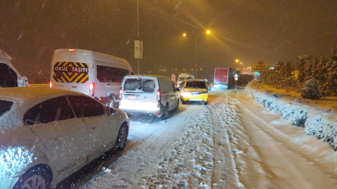 Mardin’de 180 yerleşim yerinin yolu kardan kapandı (3)