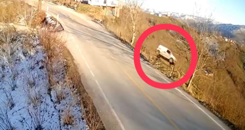 Hafif ticari aracın fındık bahçesine uçtuğu kaza kamerada