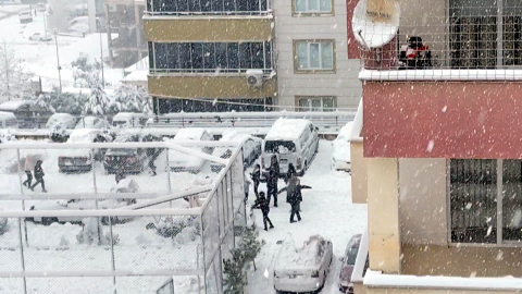 Kar yağışını, müzik eşliğinde oynayarak kutladılar