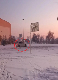 Otomobiliyle, üniversitenin basketbol sahasında kar üzerinde drift attı