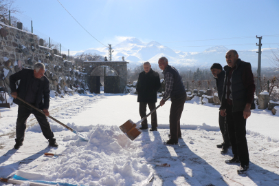 Yazın serinleyebilmek için sürdürdükleri 5 asırlık gelenekte, ilk karlar kuyulara atıldı