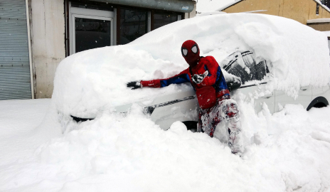'Örümcek Adam' kostümüyle depremzedeyi ziyaret etti, kaldırım temizleyip çocuklarla kar topu oynadı