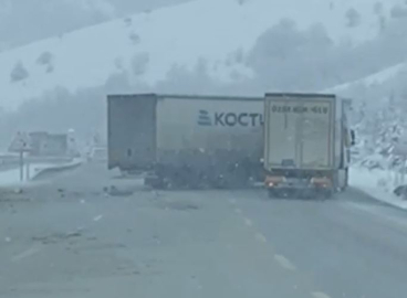 2 TIR’ın çarpıştığı kaza kamerada