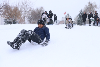 Kayseri’de yetişkinler ve çocuklar, poşet, naylon ve kızaklarla kayıp, karın keyfini çıkardı
