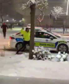 Polisler, gençlerle kar topu oynadı