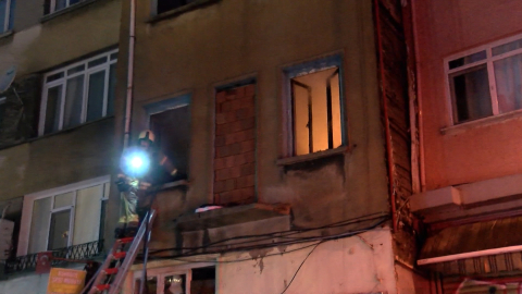 İstanbul- Kadıköy'de yanan 3 katlı metruk binadan atlayan bir kişi yaralandı