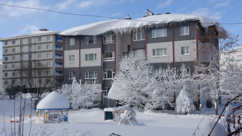 Bitlis’te 1,5 metreyi aşan karda araçlarını bulmakta zorlandılar