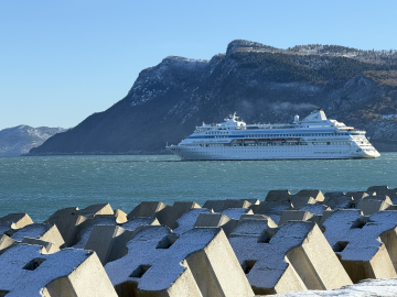 Amasra’da kruvaziyer, fırtına nedeniyle limana yanaşamadı
