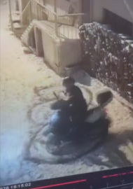 Karlı havada motosikletle drift attığı anlar kamerada