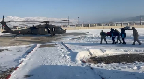 Batman’da yolu kardan kapanan köydeki hasta, askeri helikopterle hastaneye ulaştırıldı
