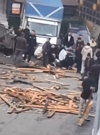 İstanbul - Gaziosmanpaşa'da çatı uçtu: 1 kişi yaralandı